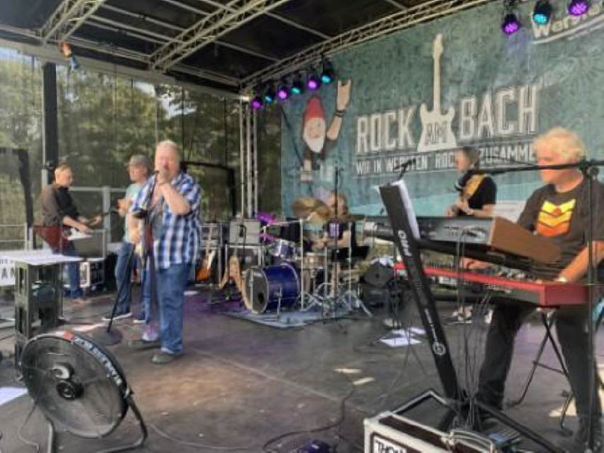 STAINLESS BLUE - Festival "Rock am Bach", Seitenblick auf die Bühne