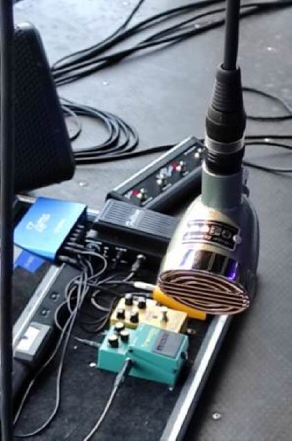 STAINLESS BLUE - Festival "Rock am Bach" Pedalboard und Mikrophon