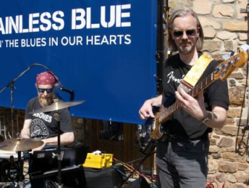 STAINLESS BLUE - Burg Satzvey, drummer und Bassist