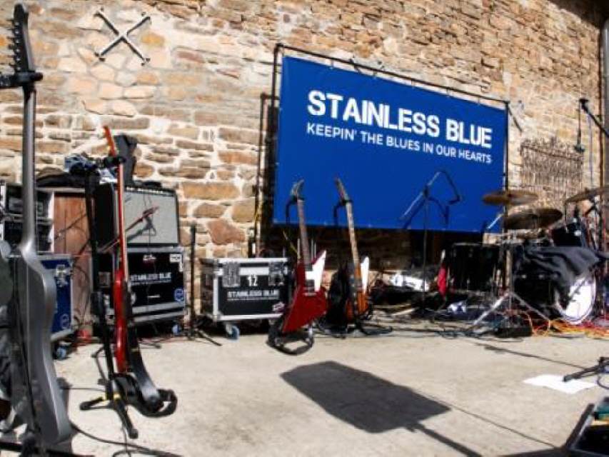 STAINLESS BLUE - Burg Satzvey die Bühne mit Gitarren