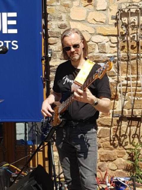 STAINLESS BLUE - Burg Satzvey, Bassist mit Fender Jazz Bass