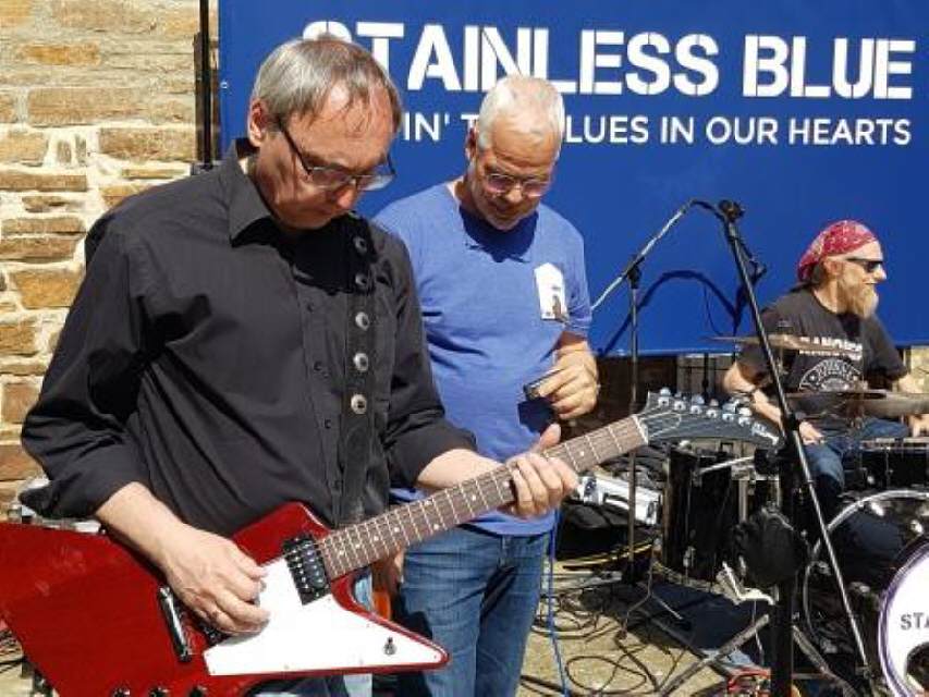 STAINLESS BLUE - Burg Satzvey , Gibson Explorer