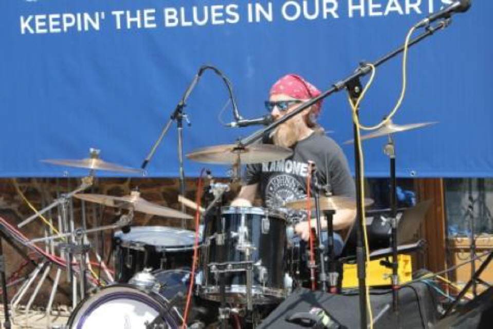 STAINLESS BLUE - Burg Satzvey Drummer auf der Bühne