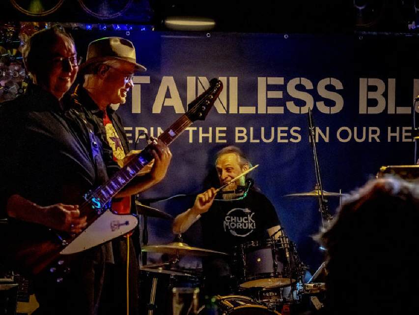 STAINLESS BLUE - Die Band in bester Stimmung im ausverkauften Okiedokie