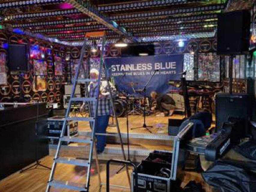STAINLESS BLUE - Aufbau im Okiedokie in Neuss, ausverkauft