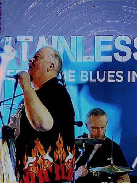 STAINLESS BLUE, der Sänger und Schlagzeuger