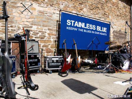 STAINLESS BLUE live und openair Bühne mit Banner