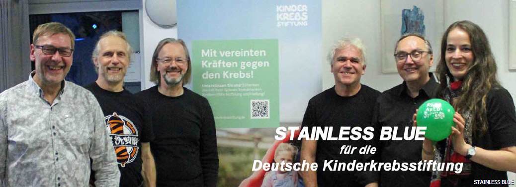 Die Band vor dem Logo der Deutschen Kinderkrebsstiftung