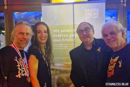 STAINLESS BLUE tr&auml;gt beim Konzert in Kanapee die goldene Schleife am Reverse als Symbol der Solidarit&auml;t zum Internationalen Kinderkrebstag am 15.02.2026.